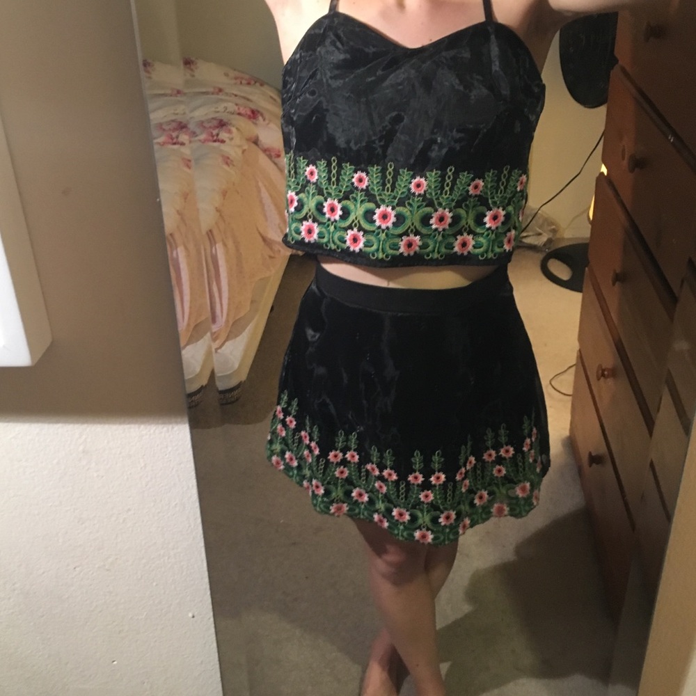 🌸🌸Cute floral set! crop top + skirt embroidered